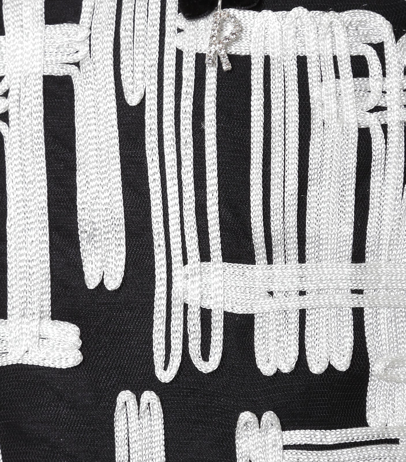 Vestido Negro con Cintas Blancas